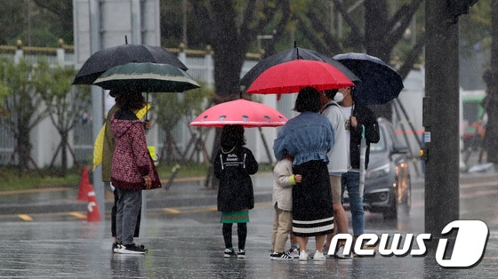 서울 광화문 인근에서 우산 쓴 시민들이 발걸음을 재촉하고 있다. 2022.10.3/뉴스1 © News1 박지혜 기자