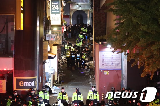 30일 새벽 서울 용산구 이태원 사고현장에서 경찰 및 소방구급 대원들이 현장을 수습하고 있는 모습. © News1 장수영 기자