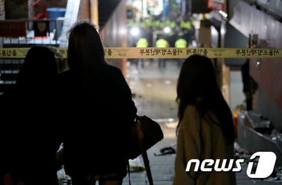 지난해 10월30일 사고가 발생한 서울 용산구 이태원에서 시민들이 사고현장을 바라보는 모습. 2022.10.30/뉴스1 © News1 장수영 기자