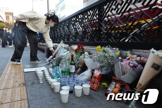 30일 서울 용산구 이태원 참사 사고 인근에 마련된 추모공간에서 시민들이 조화를 내려놓고 있다. 2022.10.30/뉴스1 © News1 이동해 기자
