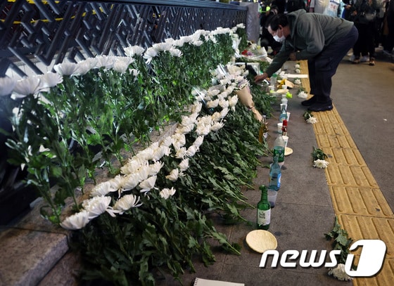 30일 저녁 서울 용산구 이태원 참사 사고 인근에 마련된 추모공간에서 시민들이 조화를 내려놓고 있다. 2022.10.30/뉴스1 © News1 이동해 기자