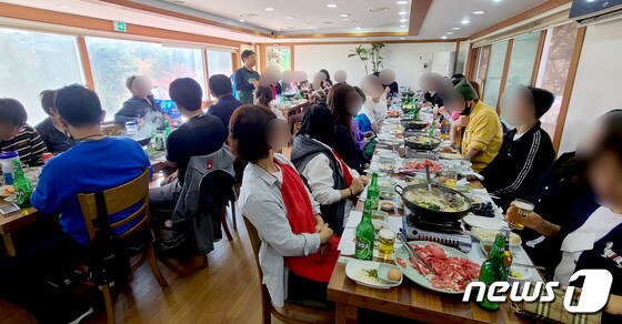 서영석 더불어민주당 의원(부천 정)이 30일 경기 파주시의 한 식당에서 시도의원 및 당직자들과 술을 마시며 점심을 먹고 있다. (독자제공) / 뉴스1
