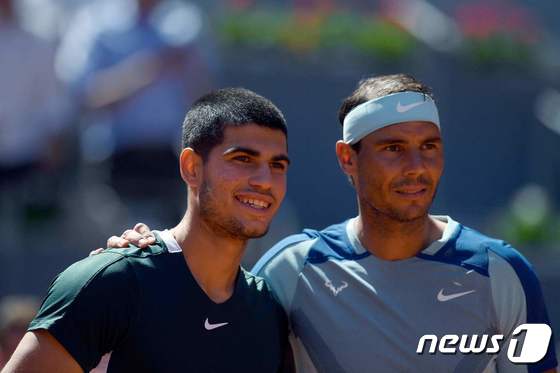 스페인을 대표하는 테니스 선수 알카라스(왼쪽)와 나달.© AFP=뉴스1
