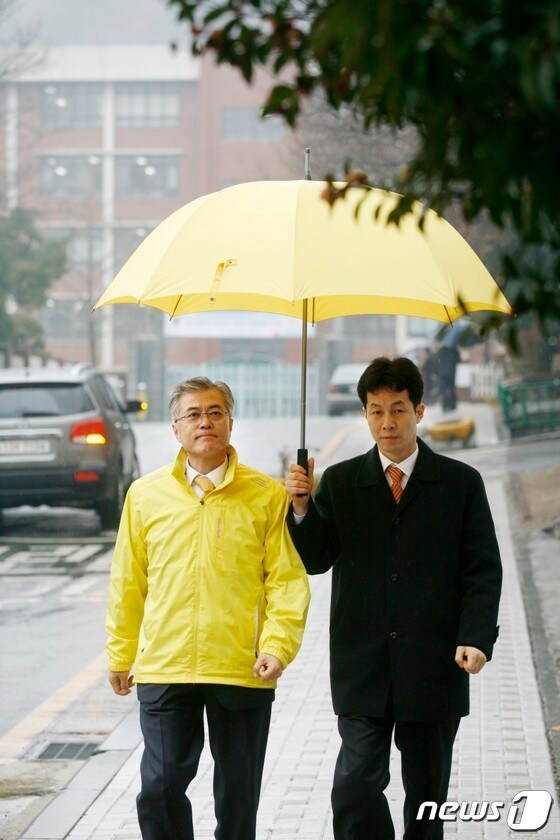 문재인 전 대통령과 윤건영 더불어민주당 의원. (윤건영 블로그 갈무리) © 뉴스1 