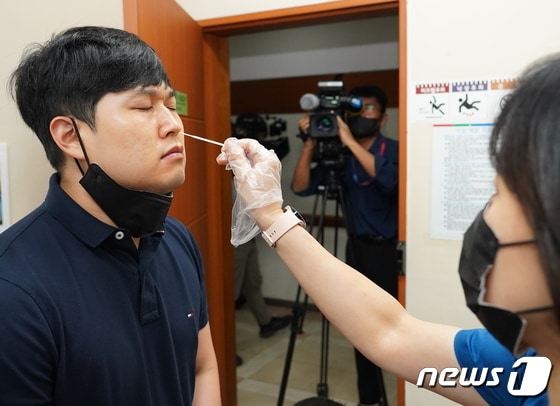 한 병원에서 면회객이 면회에 앞서 코로나 신속항원 검사를 하고 있다. © News1 사진공동취재단
