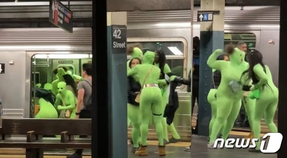 뉴욕 지하철에 나타난 형광 쫄쫄이 여성 강도단. (유튜브 갈무리)