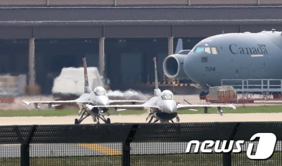 북한이 일본 열도 상공을 통과하는 중거리탄도미사일(IRBM)을 발사한 4일 오후 경기 평택시 주한미군 오산공군기지에서 F-16 전투기가 이륙 준비를 하고 있다. 2022.10.4/뉴스1 © News1 김영운 기자