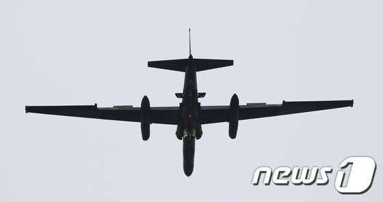 북한이 일본 열도 상공을 통과하는 중거리탄도미사일(IRBM)을 발사한 4일 오후 경기 평택시 주한미군 오산공군기지로 U-2S 고고도정찰기가 착륙을 하고 있다. 2022.10.4/뉴스1 © News1 김영운 기자