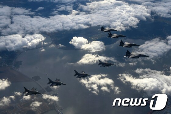 한미 연합 공격편대군 비행. (합동참모본부 제공) 2022.10.4/뉴스1 © News1 민경석 기자