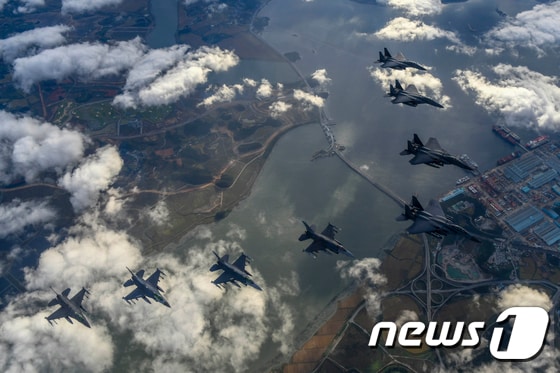 한미 연합 공격편대군 비행. (합동참모본부 제공) 2022.10.4/뉴스1 © News1 민경석 기자
