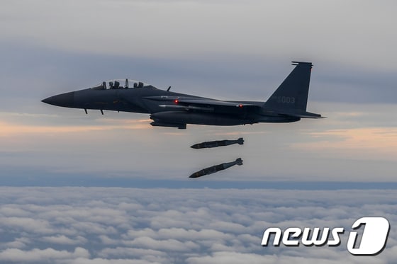 4일 북한의 중거리탄도미사일 도발에 대응하기 위해 한미 연합 공격편대군 비행 및 정밀폭격 훈련이 실시됐다. 우리 공군 F-15K가 합동직격탄 발사 훈련을 하고 있다.(합동참모본부 제공) 2022.10.4/뉴스1 © News1 민경석 기자