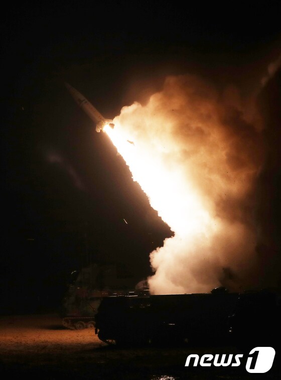 북한의 중거리탄도미사일 도발에 대응해 한·미 양국이 연합 공격편대군 비행 및 정밀폭격 훈련에 이어 연합 지대지미사일 사격을 실시했다. 함참은 