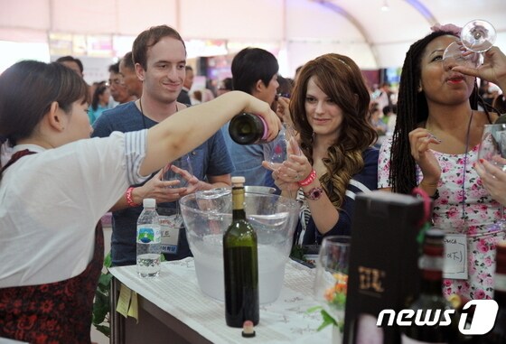 영동군 와인축제장을 찾은 외국인들이 영동와인을 시음하고 있다. (영동군 제공) © News1 