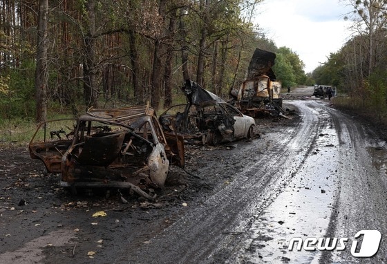 4일(현지시간) 러시아 군이 우크라이나 리만에서 철수한 뒤 하르키우 인근 이지움 도로에 파괴된 차량들이 보인다. © AFP=뉴스1 © News1 우동명 기자