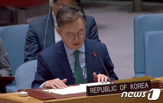 황준국 주유엔 한국대사가 5일(현지시간) 미국 뉴욕 유엔본부에서 열린 유엔 안보리 회의에 참석해 북한의 탄도미사일 발사와 관련해 발언을 하고 있다. 사진은 유엔 유튜브 화면 캡처.