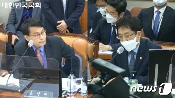 6일 정무위원회 국정감사에서 윤상현 국민의힘 의원이 김주현 금융위원장에 질의하고 있다.
