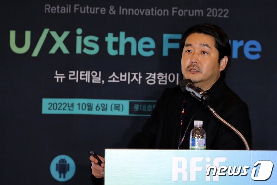 김성준 시몬스 브랜드전략기획부문 부사장이 6일 오전 서울 중구 롯데호텔에서 열린 '뉴스1 미래유통혁신포럼(RFIF) 2022'에서 '시몬스 브랜딩 성공전략은 '경험의 소비'를 주제로 발표하고 있다. 이날 포럼은 '뉴 리테일, 소비자 경험이 미래다'를 주제로 급변하는 소비자 트렌드 변화에 유통산업의 발전을 위한 해법을 찾기 위해 마련됐다. 2022.10.6/뉴스1 © News1 장수영 기자