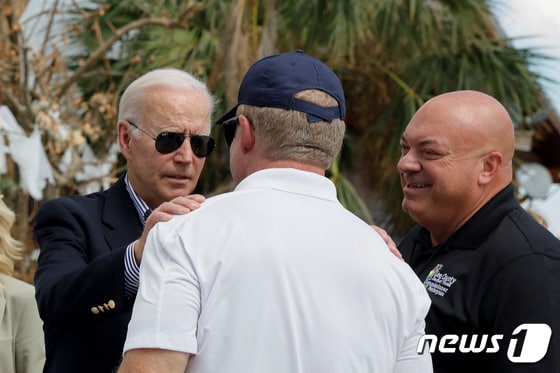 조 바이든 미 대통령이 허리케인 이언 피해지역인 플로리다주 포트 마이어스 비치에 방문해 피해자들을 위로했다. 2022.10.05. © 로이터=뉴스1 © News1 정윤영 기자