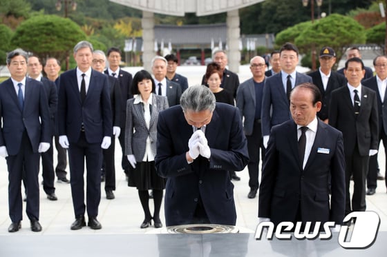 하토야마 유키오 전 일본 총리가 6일 오후 광주 북구 운정동 국립5·18민주묘지를 찾아 참배하고 있다. 2022.10.6/뉴스1 © News1 정다움 기자