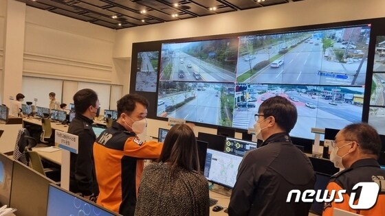 남화영 경기도 소방재난본부장(왼쪽에서 두 번째)이 남양주 스마트시티통합센터에서 긴급차량 우선신호시스템을 점검하고 있다.