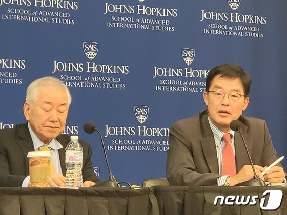 박철희 서울대 국제대학원 교수(오른쪽)가 6일(현지시간) 워싱턴DC에서 존스홉킨스대 국제관계대학원(SAIS)과 동아시아재단이 주최한 세미나에서 발언을 하고 있다.