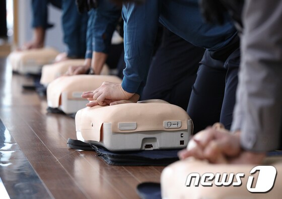 1일 오후 서울 마포경찰서에서 경찰관들이 이미경 대한적십자사 서울지사 강사로부터 심폐소생술(CPR) 교육을 받고 있다. 2022.11.1/뉴스1 © News1 신웅수 기자
