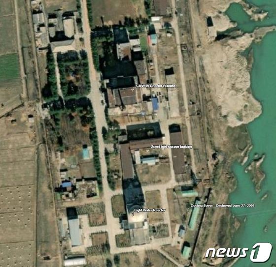 북한 평안북도 영변 핵시설 내 5㎿e 원자로 건물 일대를 촬영한 위성사진 (38노스 디지털 아틀라스 캡처) © 뉴스1