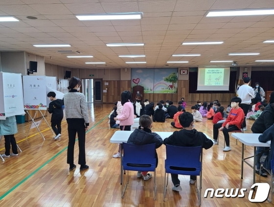 전주완산초등학교 학생들이 9일 통합운영학교에 대한 찬반투표를 실시하고 있다.(전북교육청 제공)2022.11.10/뉴스1