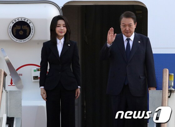 윤석열 대통령(오른쪽)과 부인 김건희 여사. 2022.11.11/뉴스1 © News1 송원영 기자