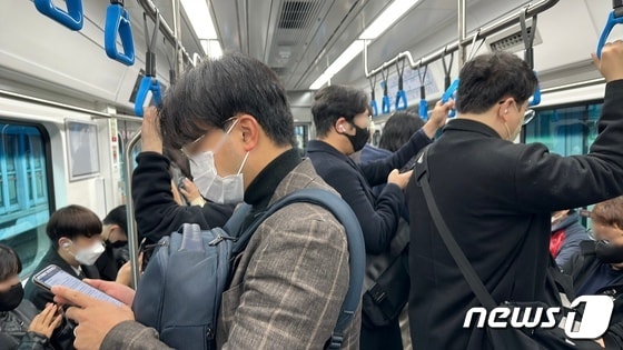 정동훈(가명·33)씨가 출근길에서 휴대전화를 바라보고 있다 2022.11.11/뉴스1 © News1 금준혁 기자