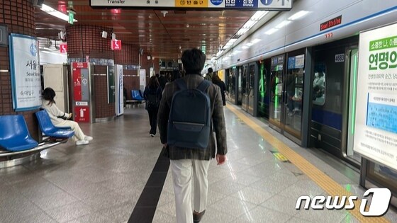 정동훈(가명·33)씨가 출근하고 있다 2022.11.11/뉴스1 © News1 금준혁 기자