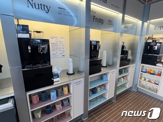 도어투성수 매장 초입에는 카페25 커피머신들이 진열돼 있다. © 뉴스1 신민경 기자
