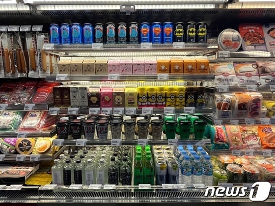 도어투성수 매장에 GS25 단독 상품들이 진열돼 있다. © 뉴스1 신민경 기자