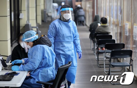 서울 송파구보건소에 마련된 코로나19 선별진료소에서 의료진이 분주한 모습을 보이고 있다. 2022.11.13/뉴스1 © News1 박세연 기자