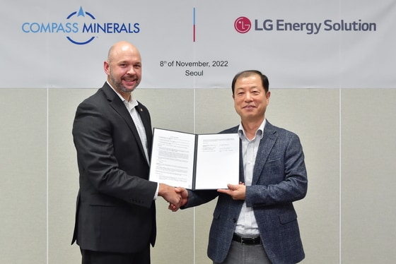 LG에너지솔루션이 미국 컴파스 미네랄과 탄산리튬 공급에 대한 계약을 체결했다. 크리스 옌델 컴파스 미네랄 리튬사업부장(왼쪽부터)과 김동수 LG에너지솔루션 김동수 전무.(LG에너지솔루션 제공)