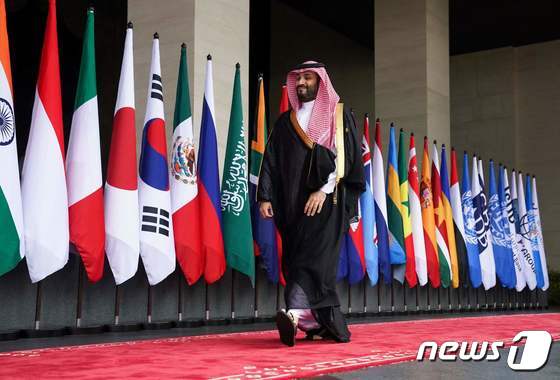 무함마드 빈 살만 사우디아라비아 왕세자가 15일 (현지시간) 인도네시아 발리 누사두아에서 열리는 G20 정상회의에 참석하기 위해 걷고 있다. © AFP=뉴스1 © News1 우동명 기자