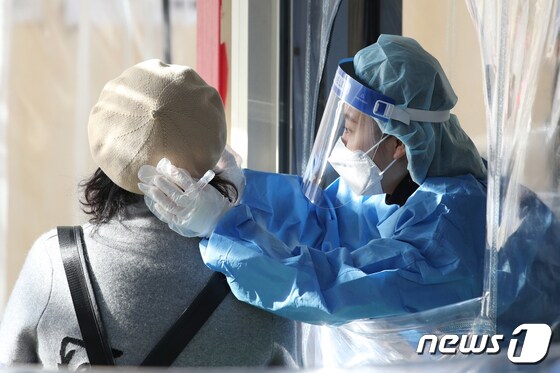 한 선별진료소에서 의료진이 코로나19 검사를 하고 있다. /뉴스1 © News1