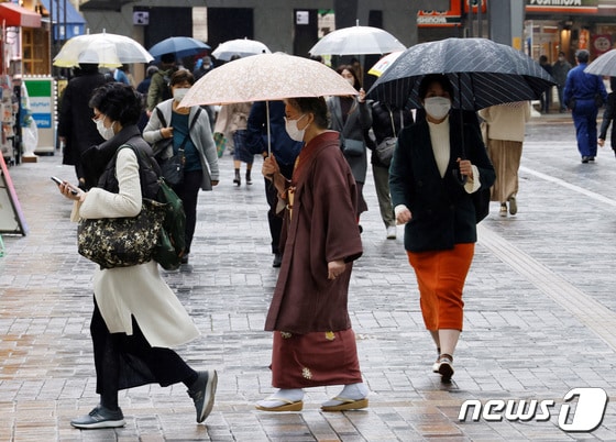 15일(현지시간) 일본 도쿄도의 행인들이 마스크를 착용한 채 거리를 걷고 있다. 최근 일본에서는 홋카이도 등을 중심으로 코로나19가 재확산하고 있다. © 로이터=뉴스1 © News1 강민경 기자