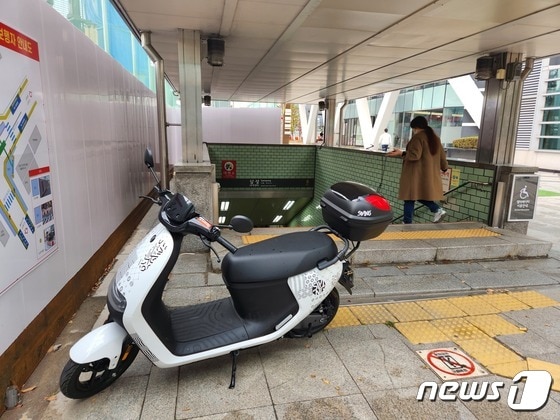 15일 서울시 강남구 삼성역 2호선 지하철역 입구에 주차되어 있는 공유형 전기스쿠터