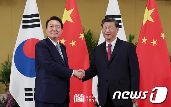 윤석열 대통령(왼쪽)과 시진핑 중국 국가주석. (대통령실 홈페이지) 2022.11.15/뉴스1 © News1 오대일 기자