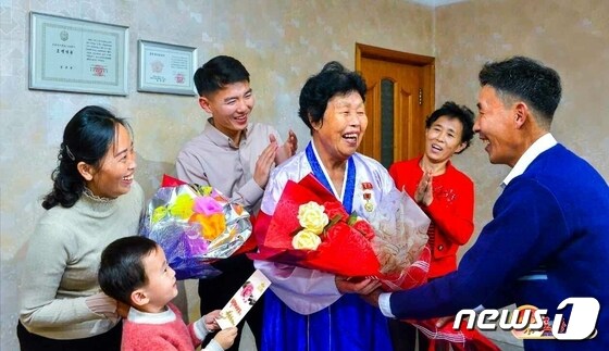 (평양 노동신문=뉴스1) = 북한 노동당 기관지 노동신문은 16일 '어머니날'을 맞아 