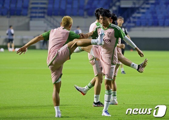 훈련하는 일본 축구대표팀. © AFP=뉴스1