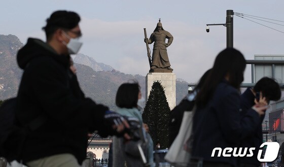 17일 오전 서울 종로구 광화문 네거리에서 시민들이 출근하고 있다. 2022.11.17/뉴스1 © News1 김민지 기자