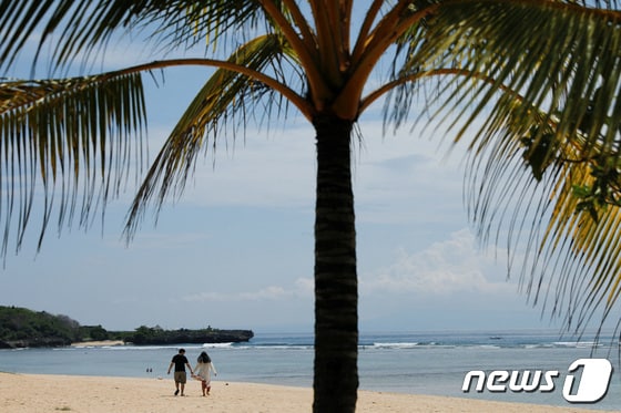 인도네시아 발리 누사 두아 해변에서 관광객들이 휴식을 즐기고 있다. © 로이터=뉴스1 © News1 정윤영 기자