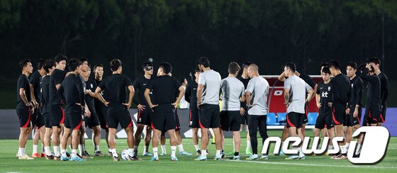 파울루 벤투 감독이 이끄는 대한민국 축구대표팀 선수들이 17일 오후(현지시간) 카타르 도하 알 에글라 트레이닝센터에서 대화를 나누고 있다. 2022.11.17/뉴스1 © News1 이동해 기자