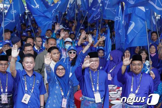 말레이시아 총선거가 19일 실시된다. 사진은 이스마일 사브리 야콥(가운데) 총리와 집권 통일말레이국민조직(UMNO)이 베라에서 지지자들을 향해 손을 흔드는 모습. 2022. 11. 5. © AFP=뉴스1 © News1 최서윤 기자