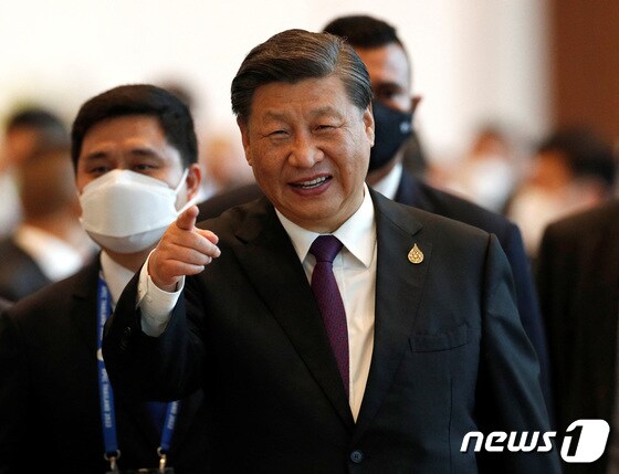 시진핑 중국 국가주석이 19일 태국 방콕에서 열린 아시아태평양경제협력체(APEC) 경제지도자회의에 참석하고 있다. © 로이터=뉴스1 © News1 강민경 기자