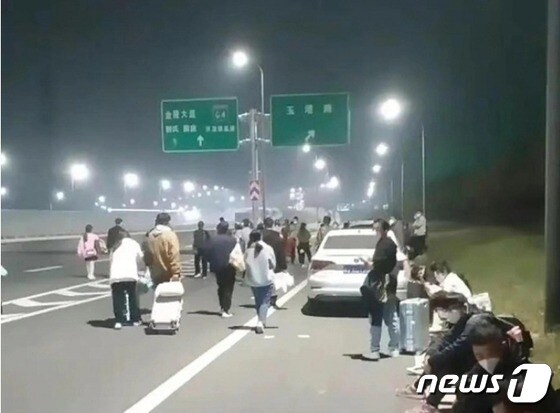 정저우 공장 노동자들이 걸어서 고향으로 향하고 있다 - 유튜브 갈무리