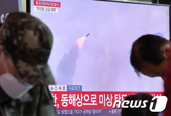 서울역 대합실에서 시민들이 북한의 동해상 탄도미사일 발사 관련 뉴스를 시청하고 있다. /뉴스1 © News1 이동해 기자