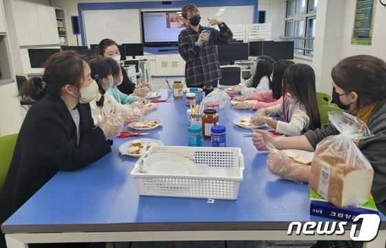 충북국제교육원 남부분원은 오는 12월16일까지 남부 3군(보은·옥천·영동) 초등학교 3~4학년 학생과 학부모를 대상으로 ‘2022 어울림 가족캠프’를 운영한다.(충북교육청 제공)/ 뉴스1